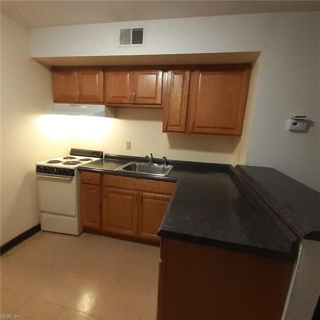 Primary Photo - 1049 W 49th St