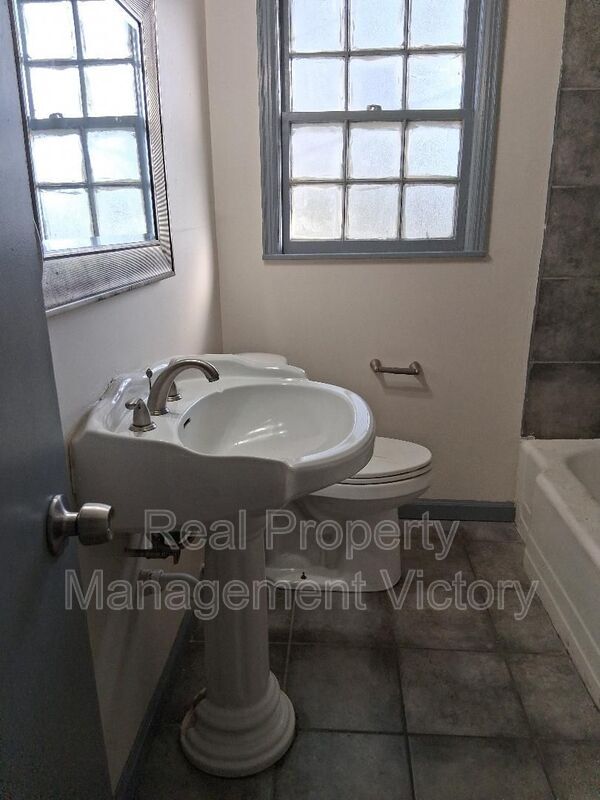 Building Photo - 213 Rose Dr