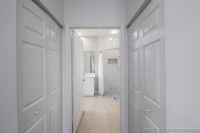 Building Photo - 1864 S Dovetail Dr