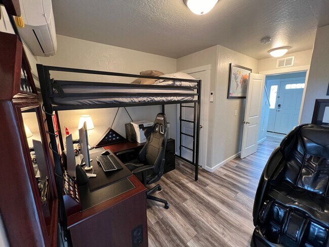 Building Photo - Cozy & Spacious Townhome for Rent