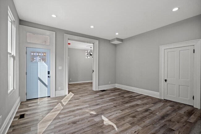 Building Photo - 835 Isabella St