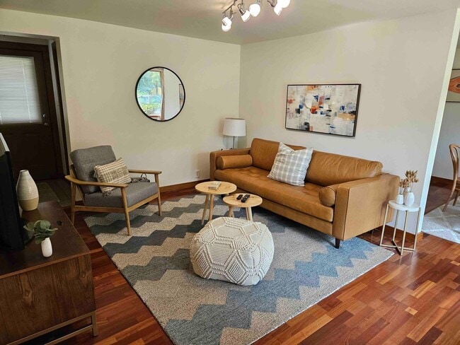 Building Photo - Fully Furnished, Beautiful Decor - 3BR / 1BA