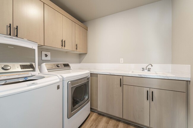 Building Photo - Spacious 4BR Modern Retreat and Luxury Liv...