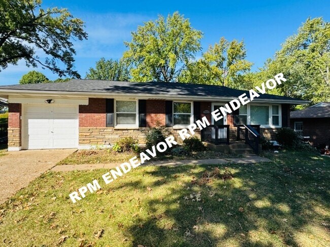Building Photo - "Charming 4-Bedroom Haven with Sunroom, Ha...