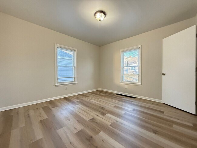 Building Photo - 154 Sylvester St