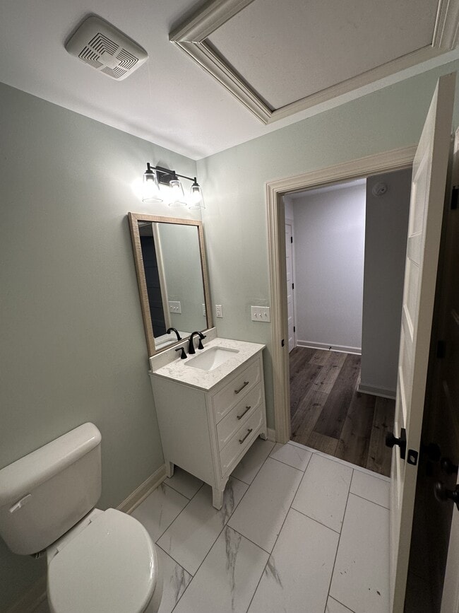 Building Photo - 177 N Clarendon Dr