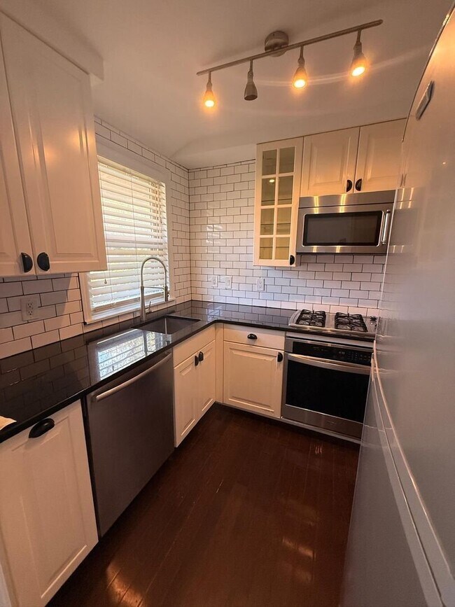 Building Photo - GREAT ANN ARBOR LOCATION – 2-BEDROOM END UNIT!