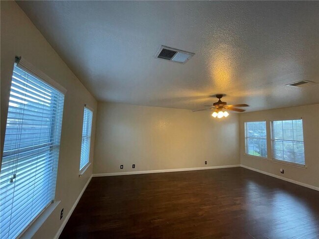 Building Photo - 102 Brentwood Dr