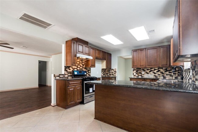 Building Photo - 5402 Sheraton Oaks Dr