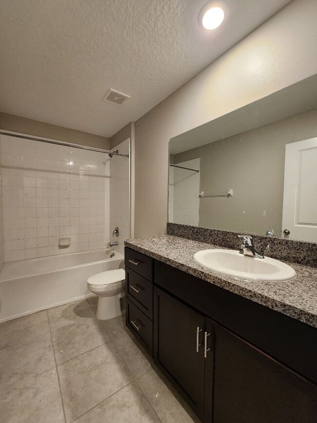 Building Photo - Gorgeous 4-Bedroom, 2.5-Bathroom Home in R...