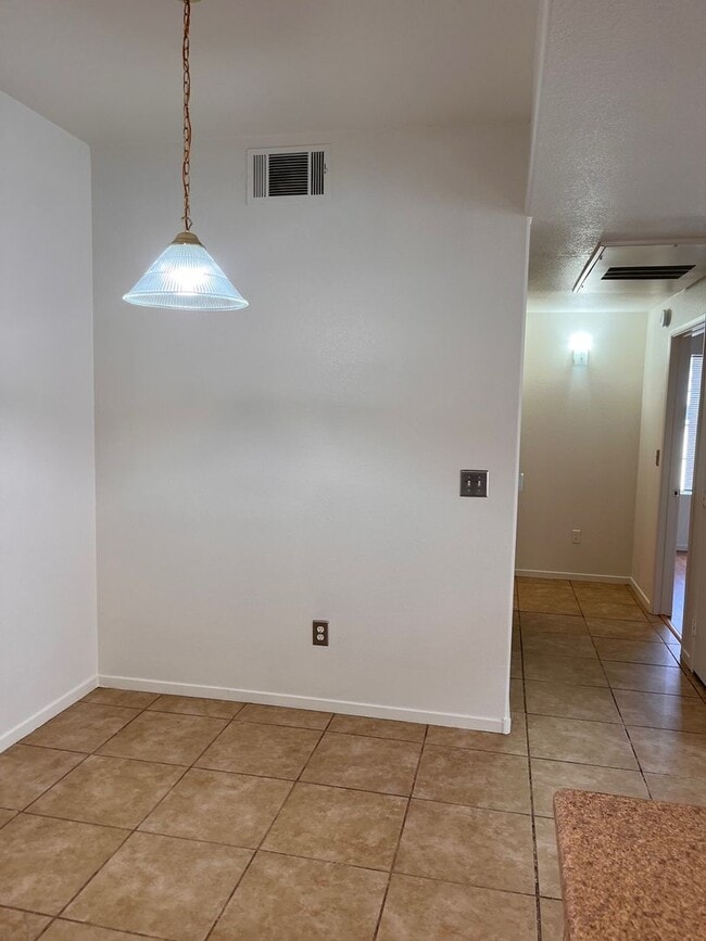 Building Photo - 2 Bedroom condo - Great Location