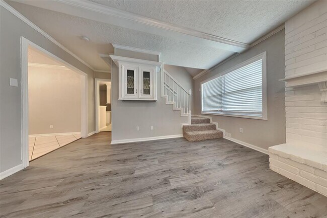Building Photo - 2206 Lakeville Dr