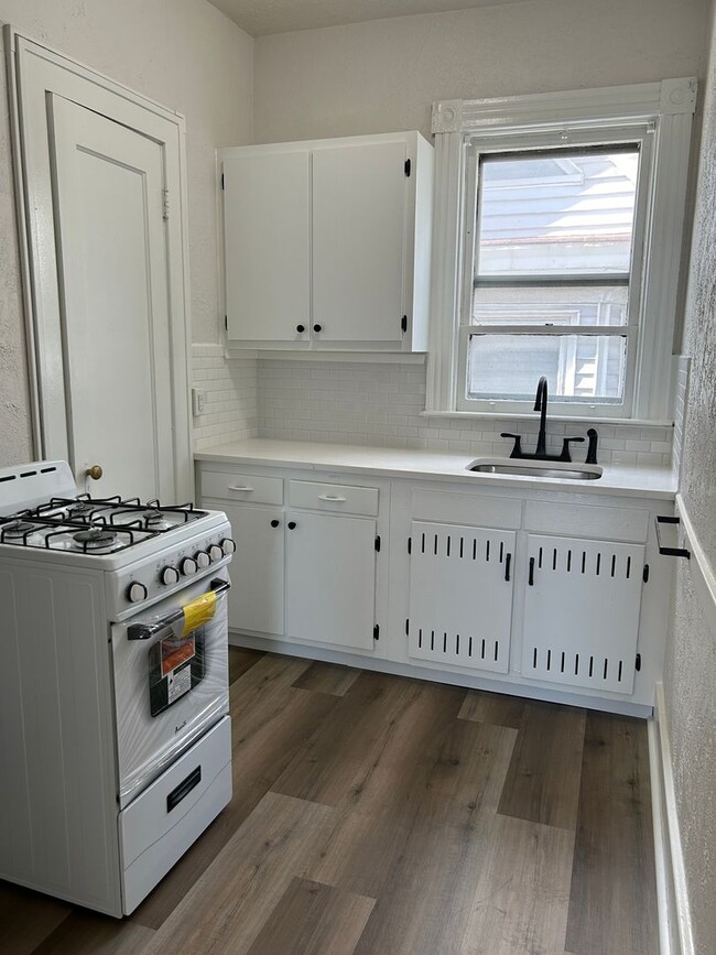 Building Photo - 1 Bedroom, 1 Bathroom with Den on Union St...