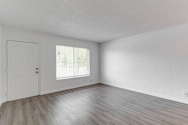 Primary Photo - Charming Upstairs Unit with Prime Location...
