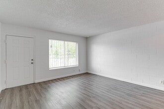 Building Photo - Charming Upstairs Unit with Prime Location...