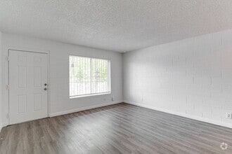 Building Photo - Charming Upstairs Unit with Prime Location...