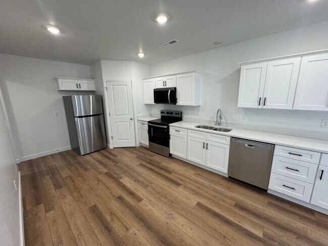 Building Photo - Recently Finished Basement! 3 bed 2 bath - in unit laundry!
