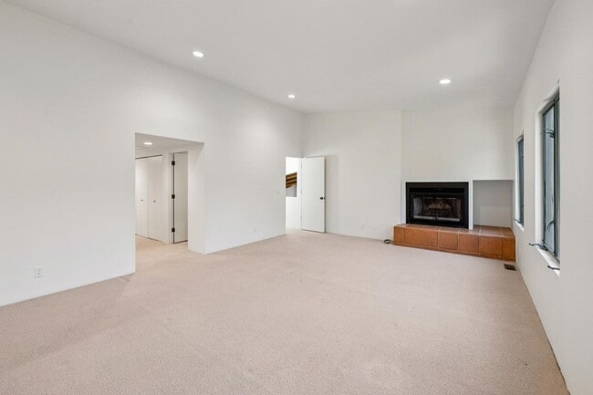 Building Photo - Charming 4BR Home Available in Private Portola Valley Cul de Sac