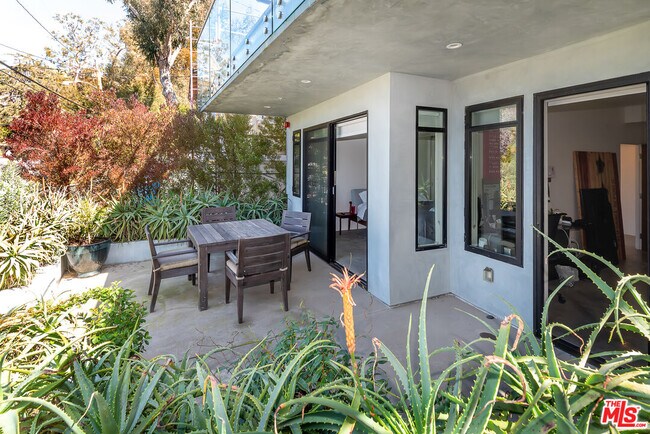 Building Photo - 581 Agate St