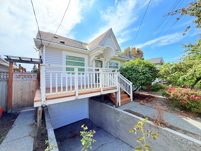 Building Photo - Charming Craftsman in Phinney Ridge - AVAILABLE NOW!