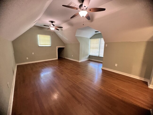 Building Photo - 920 Bolivar St