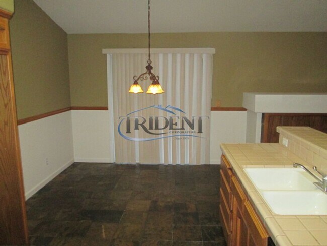 Building Photo - Beautiful Yuba City home on a large lot