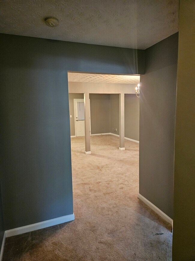 Building Photo - 3Bed 2.5 Town Home