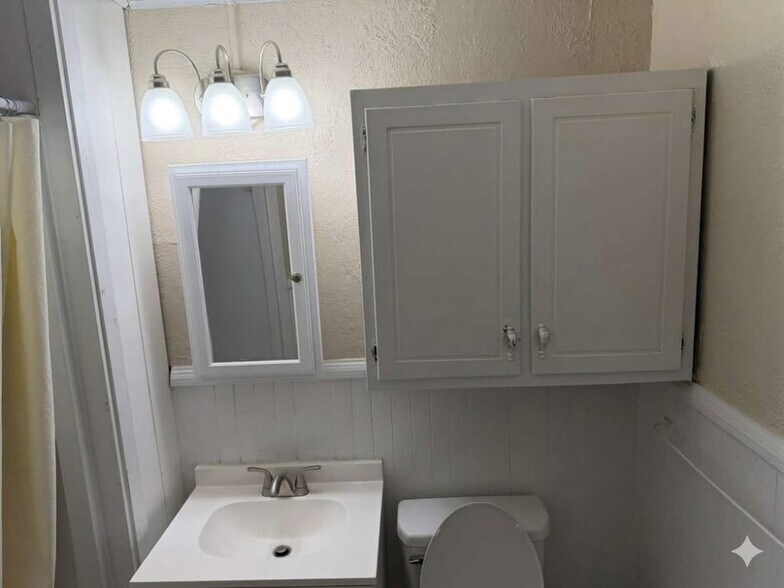 Building Photo - 901 W Main St