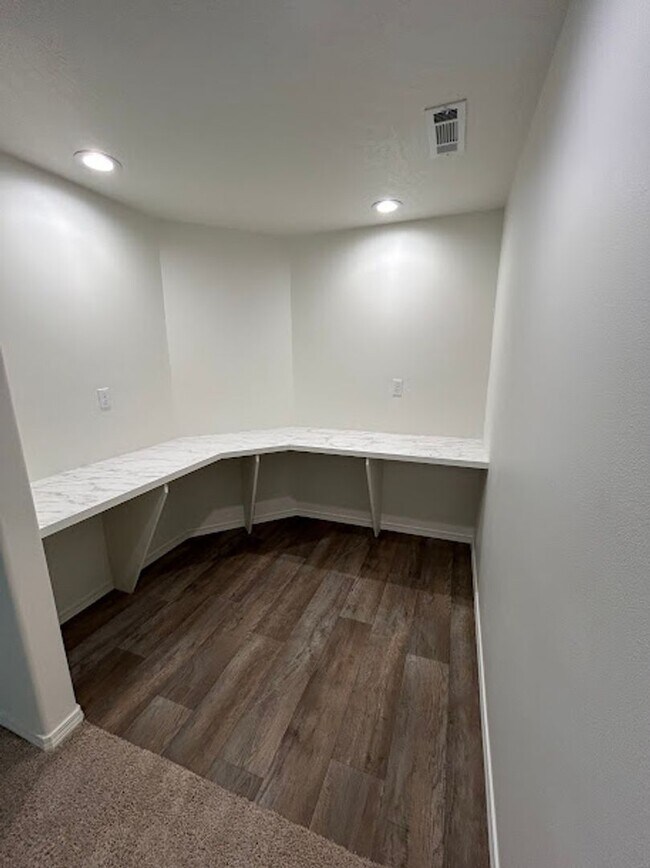 Building Photo - Brand New Townhome!