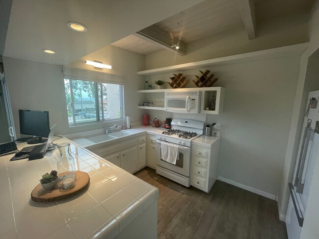 Building Photo - PET FRIENDLY Property! Sunning 1 Bedroom 1...