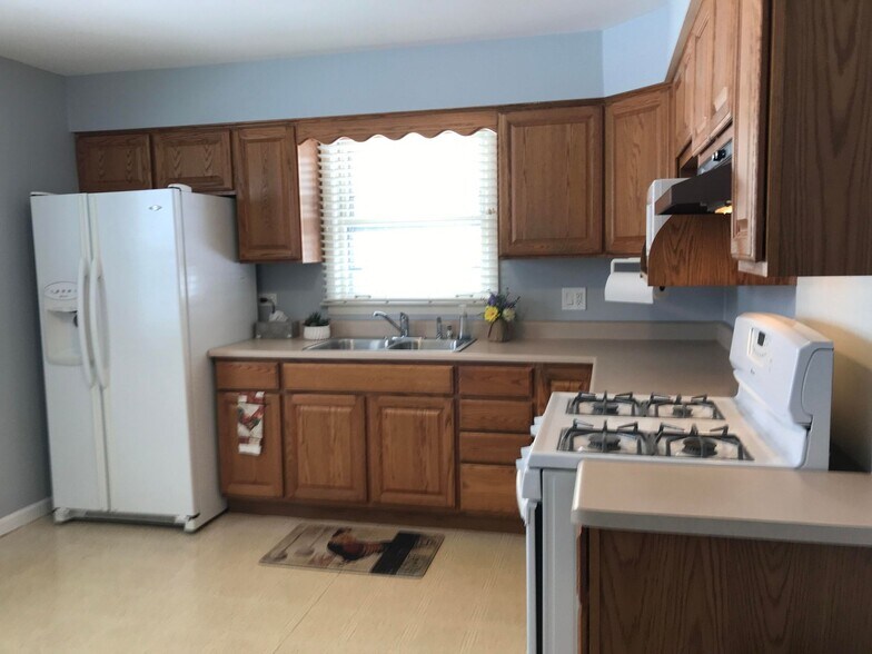 Building Photo - 782 N Van Auken St