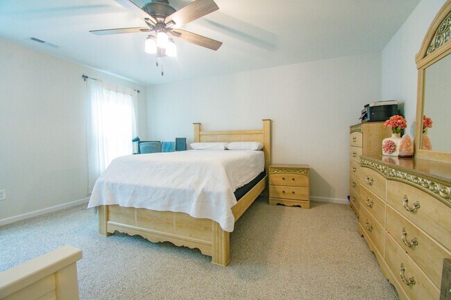 Building Photo - Coming Soon! 3 Bedroom 2 Bath with Bonus!