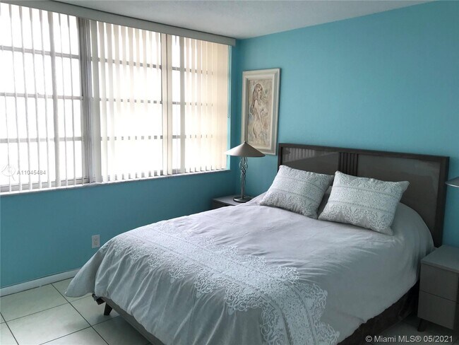 Building Photo - 1817 S Ocean Dr