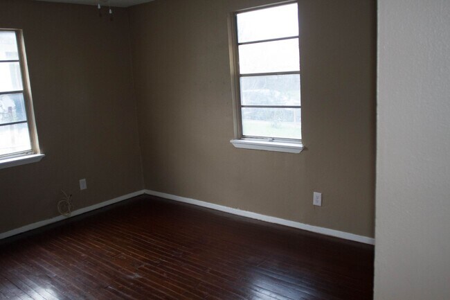 Building Photo - Discover Your New Home in the Heart of San Antonio's East Side