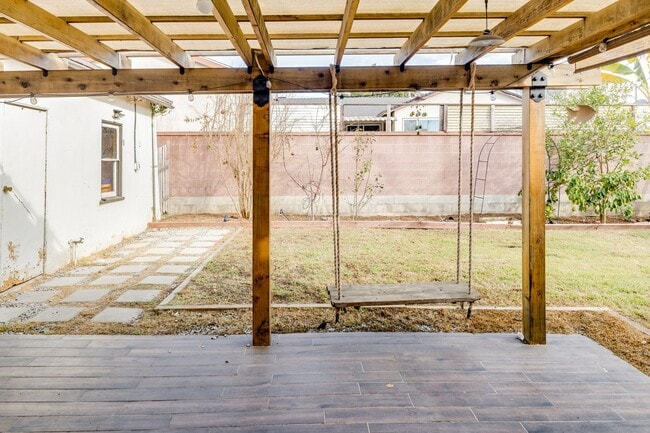 Building Photo - Beautifully Remodeled 4 Bed / 2 Bath Home in Prime Inglewood — Detached Garage + Spacious Yard