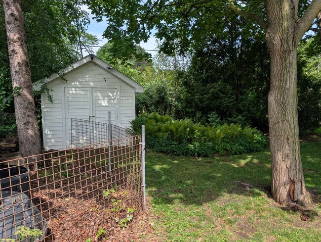 Building Photo - Spacious 4 bedroom 3 bathroom family home in Neenah
