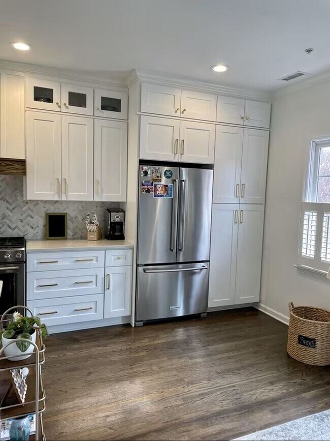 Building Photo - Stunning townhome in the highly sought-aft...