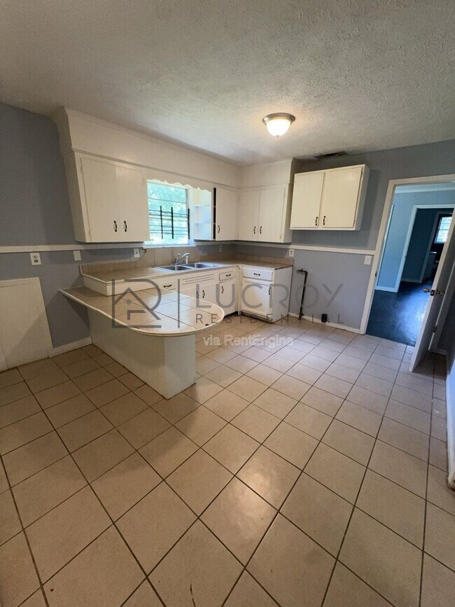 Building Photo - 1339 Maria Dr
