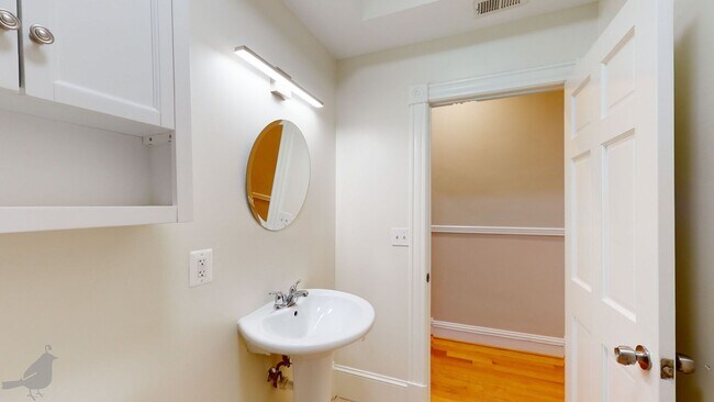 Building Photo - Renovated 2 Bedroom 2 Bath in Columbia Hei...