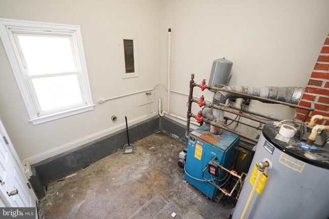 Building Photo - 305 E Pine St