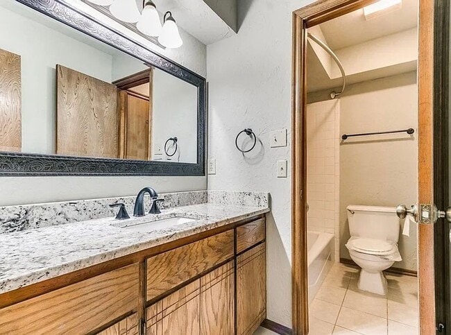 Building Photo - Beautiful 3bed/3bath Townhome Available in Westside Norman!!