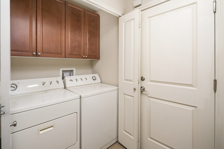 Laundry off Kitch- door to garage - 1067 Uinta Way