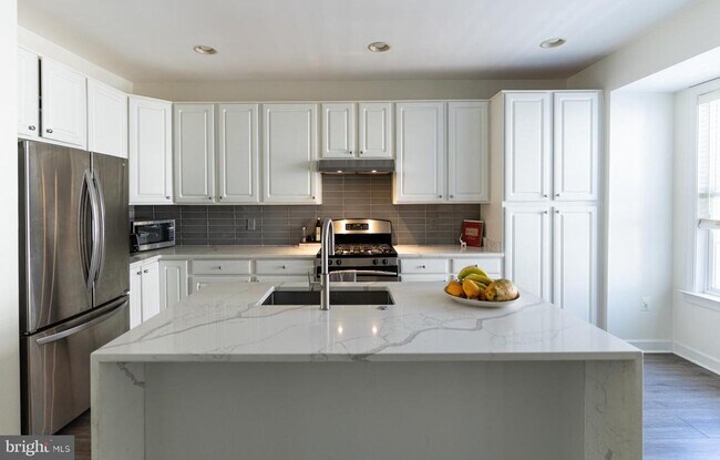 Building Photo - 4658 Hummingbird Ln