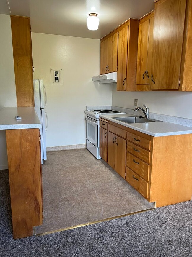 Building Photo - Upstairs - 1 Bedroom 1 Bath Apartment