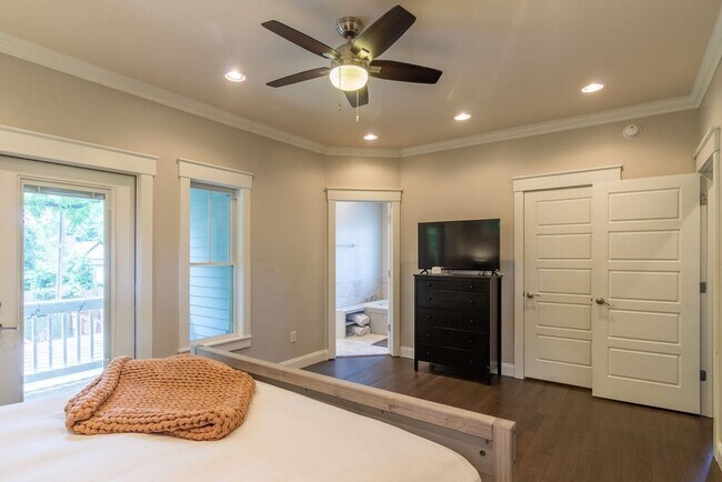 Building Photo - Great cottage house just off Ellington Pkwy-close to downtown!
