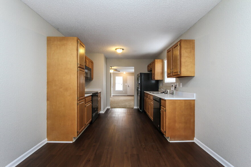 Building Photo - 652 Locust Grove Ln