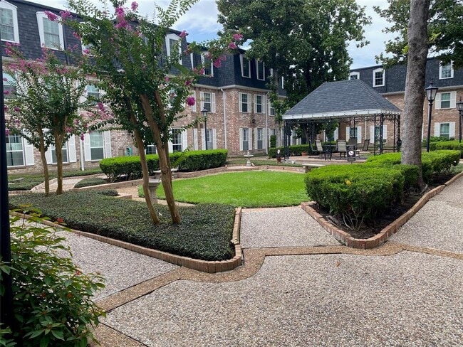 Building Photo - 351 N Post Oak Ln