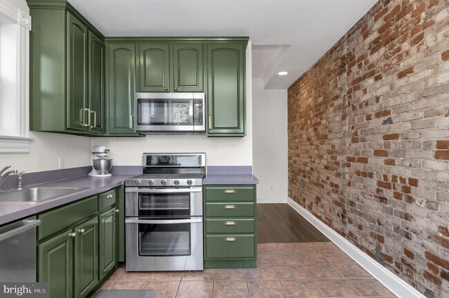 Building Photo - 117 15th St SE