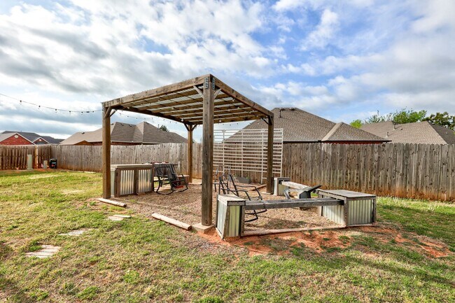 Building Photo - 1605 Silver Oak Dr