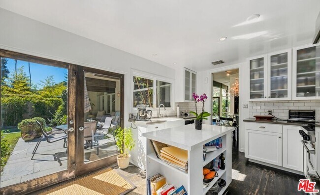 Building Photo - 2530 Hutton Dr